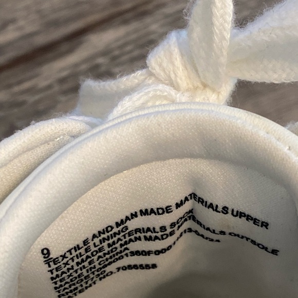 EUC UNIVERSAL THREAD Casual Sneakers 9 - Picture 7 of 7